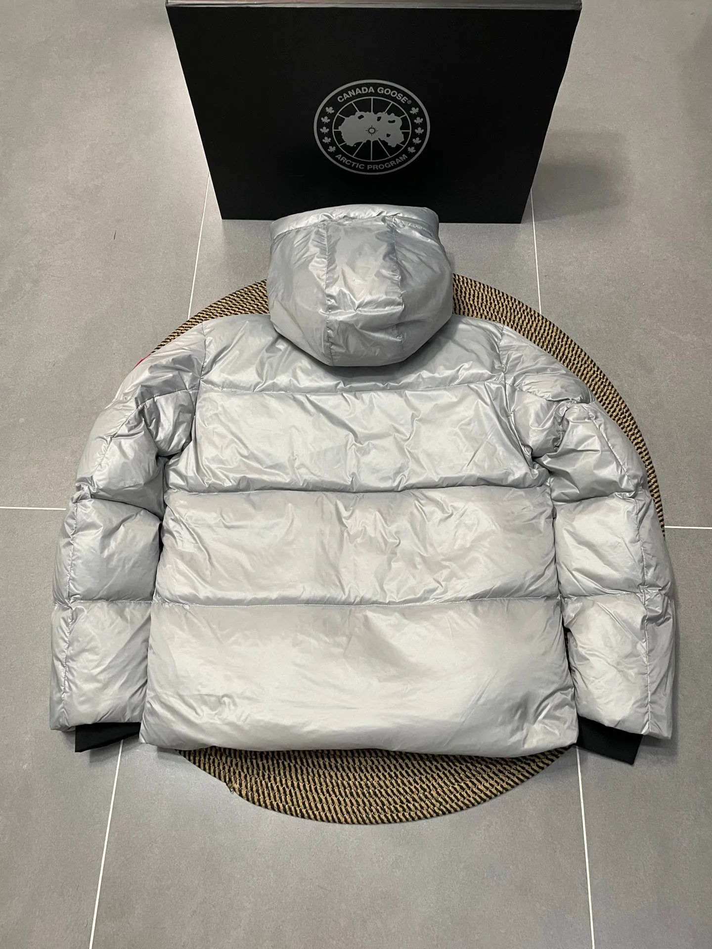 P780 Gray Red Label Top Version 𝘾𝘼𝙉𝘼𝘿𝘼 𝙂𝙊𝙊𝙎𝙀/Canada Goose 2023 Limited New Crofton Puff Down Jacket Pure Guangzhou Inspection 95 White Duck Down Filling‼  Top version, ceiling level‼ Crofton soft bread, the latest style in 2023, has a cold protection effect of up to level 4. It is made of recycled Feather-Light tear-resistant fabric. It is ultra-light and has no weight on the upper body at all! The unique black label highlights your temperament‼  Canada Goose, a Canadian brand, has always been recognized as the warmest down jacket. Various Instagram celebrities, Internet celebrities, and celebrities often wear it for street photos. I do Canada Goose every year, but I still can’t get rid of my love for geese. No matter how cold the winter is, there is no need to be afraid, because there are geese! Filled with 80% white duck down, Canada Goose is the legendary warmest down jacket and is known as a must-have for Arctic outdoor sports! The most popular down jacket in the world, celebrities are rushing to buy it, it is a must-have! Same style for men and women Size: S-XXL